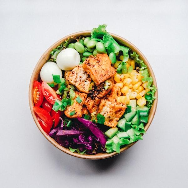 Asiatische Bowl mit Nudeln und Gemüse