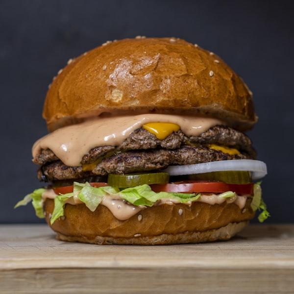 Saftiger Burger mit Käse und Salat