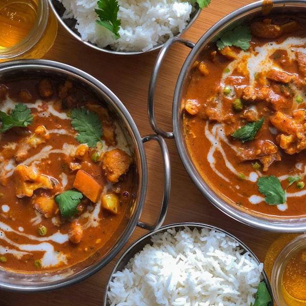Indisches Curry mit Reis und Beilagen