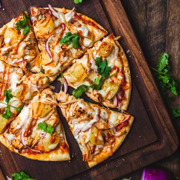 Frisch gebackene Pizza mit Tomaten und Basilikum