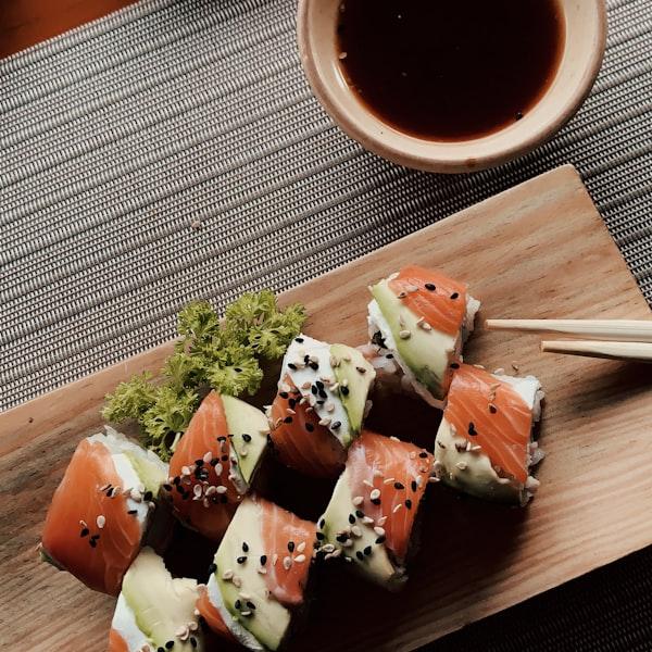 Sushi-Platte mit Maki und Nigiri